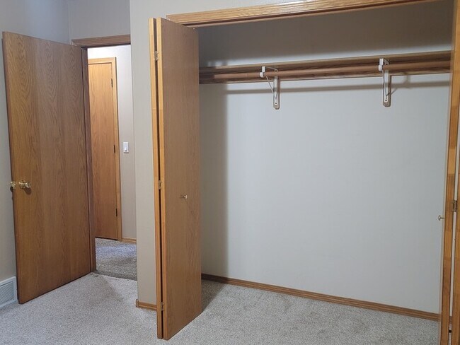 Building Photo - Three bedroom two bathroom twin home