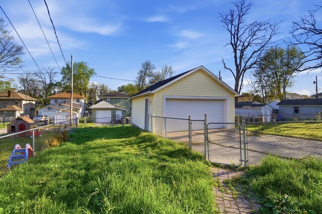 Building Photo - 1033 Forest Ave