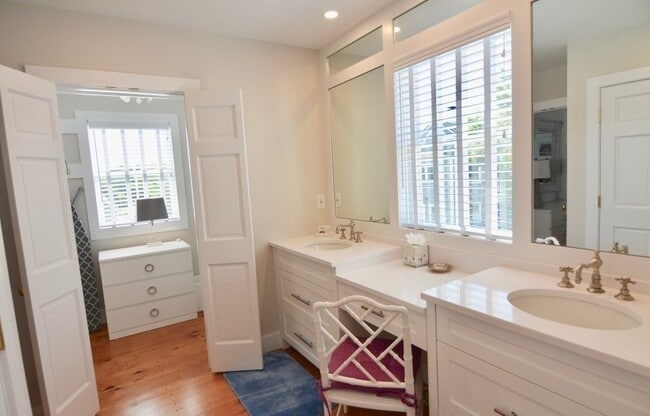 Building Photo - 10 Brant Point Road