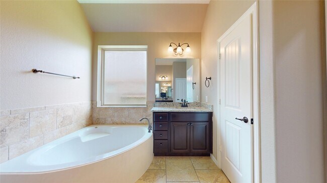Building Photo - 12314 Meadow Breeze Dr