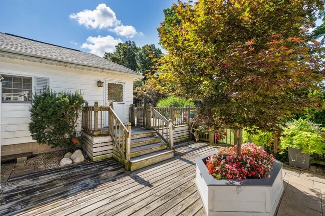 Building Photo - Charming 3 Bedroom, 2 Bath Home with Abundant Space & Natural Light