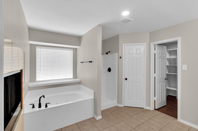 Building Photo - 4729 Woodhaven Ln