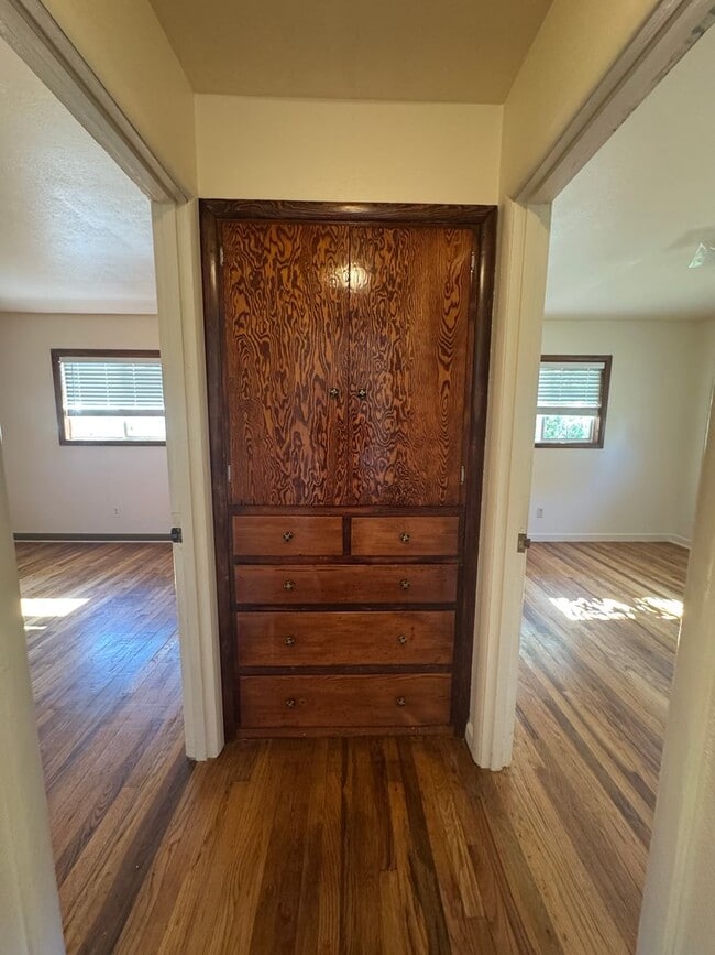 Building Photo - 3 bed 1 bath with large back yard - sewer ...
