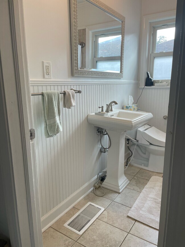 Building Photo - 1614 E 50th St