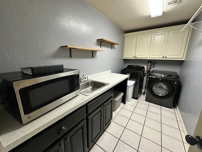 Building Photo - FOR RENT: Charming 4-Bedroom, 2-Bath Home ...
