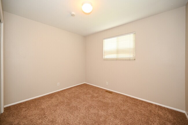 Building Photo - Duplex in Sandy - Available NOW!