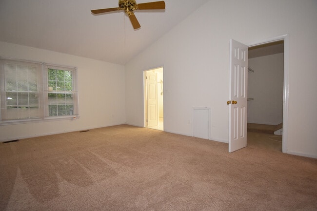 Building Photo - 3 Bedroom, 3.5 Bathroom Townhouse in North...