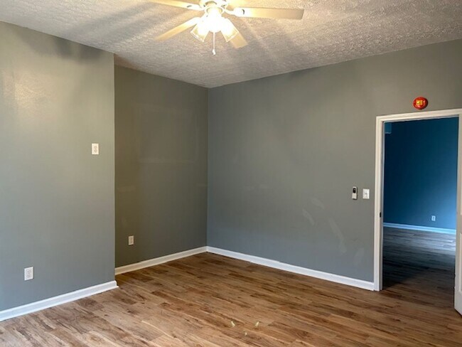 Building Photo - 425 Huffman Ave