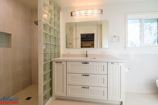 Building Photo - Gorgeous Home | Remodeled | Desirable Location