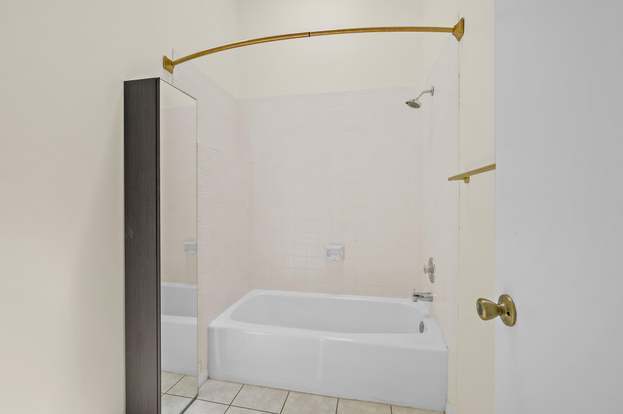 Building Photo - 604 Parkside Pl