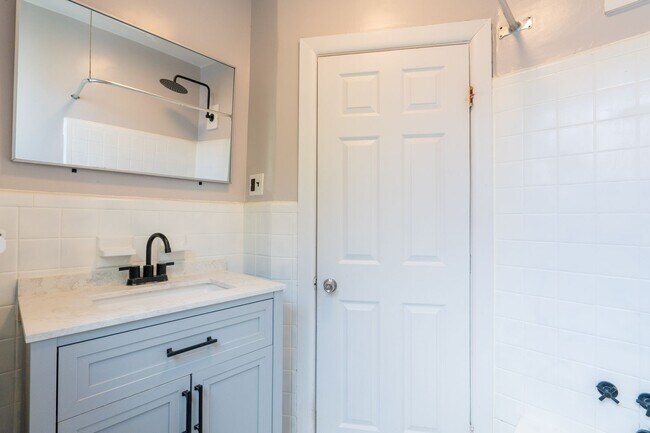 Building Photo - Point Breeze 3 bedroom South Philly