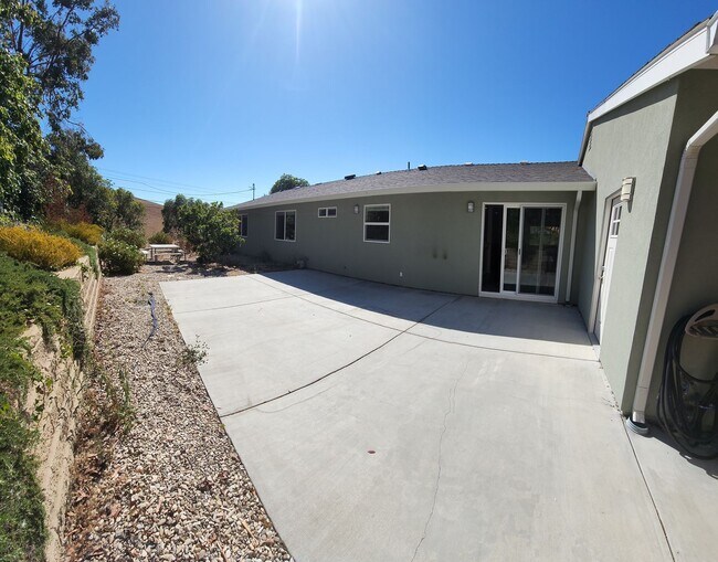 Building Photo - Immaculate 5 Bedroom 3 bath home with beautiful hill views!