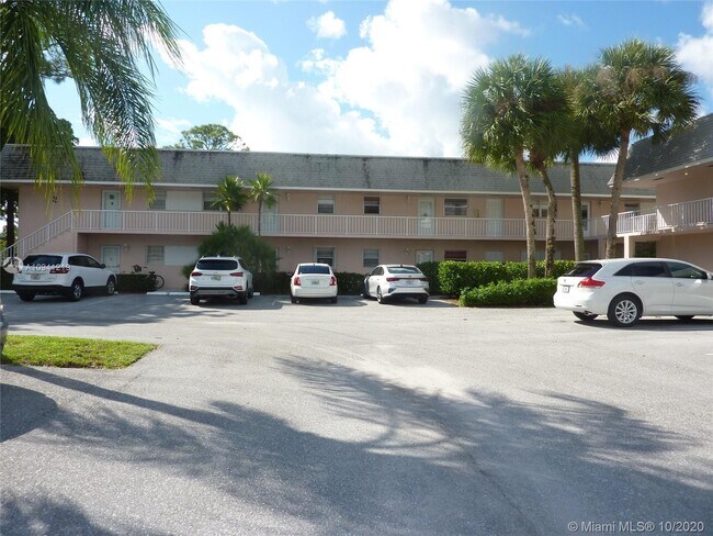 Building Photo - 18081 SE Country Club Dr