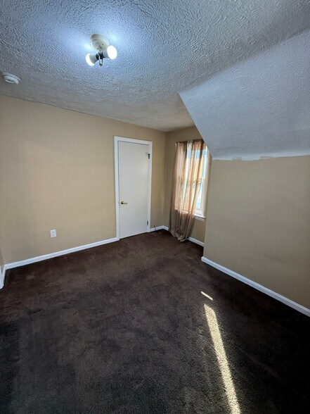 Building Photo - 3549 E 104th St