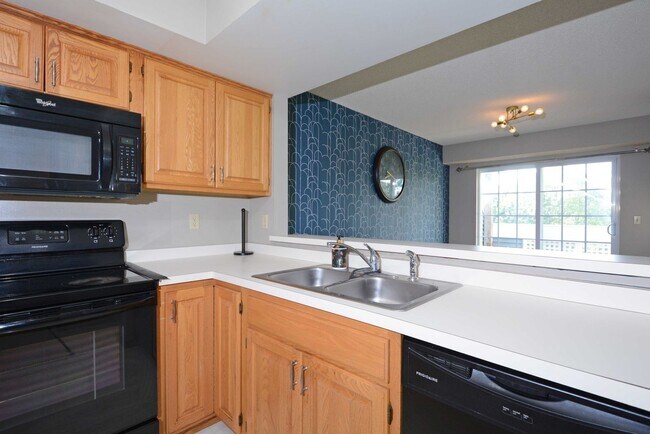 Building Photo - Beautiful 2-Bed 1.5-Bath Available Now in Plymouth!