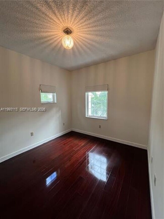 Building Photo - 261 Navarre Ave