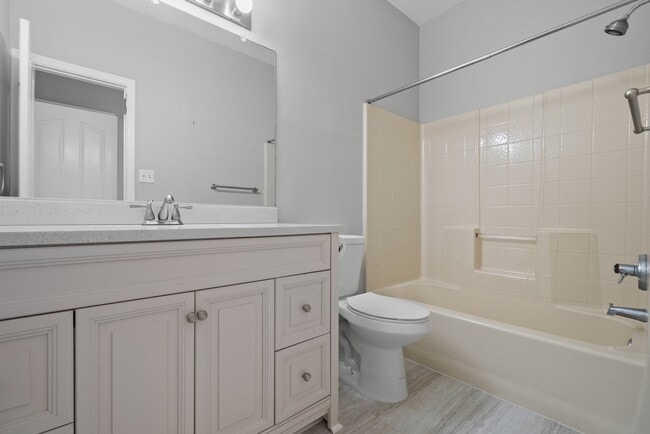 Building Photo - Open floor plan with 2 primary suites. Ava...
