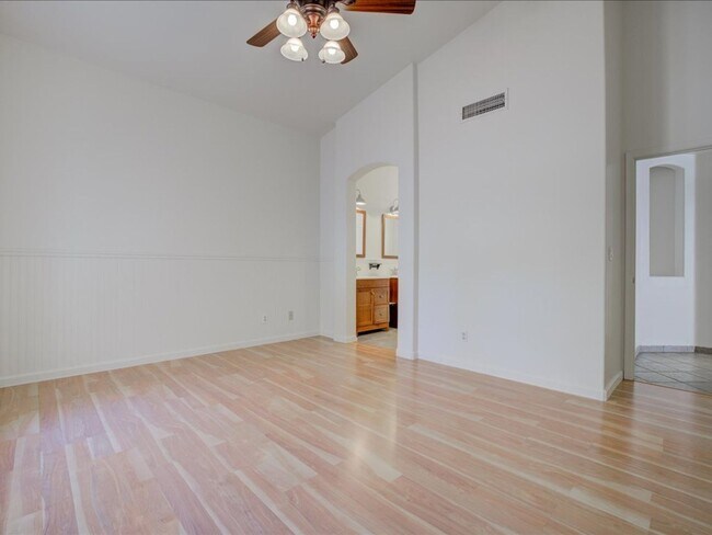 Building Photo - 3 Bedroom 2 Bathroom