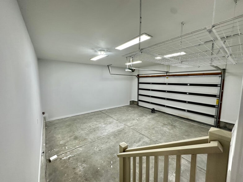 Building Photo - 1976 80 N