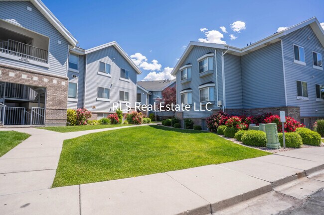 Building Photo - 1541 N Riverside Ave