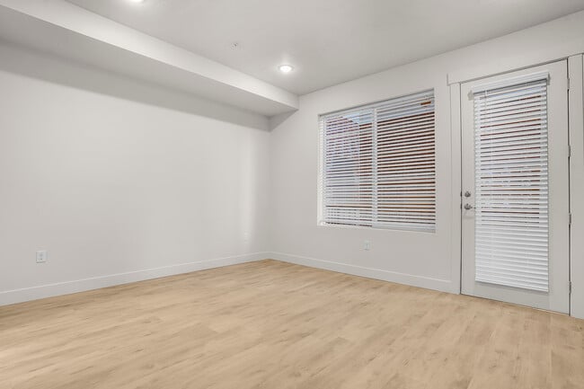 Building Photo - Hunter's Landing