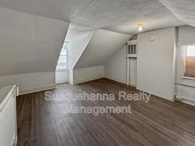 Building Photo - 537 Woodward St