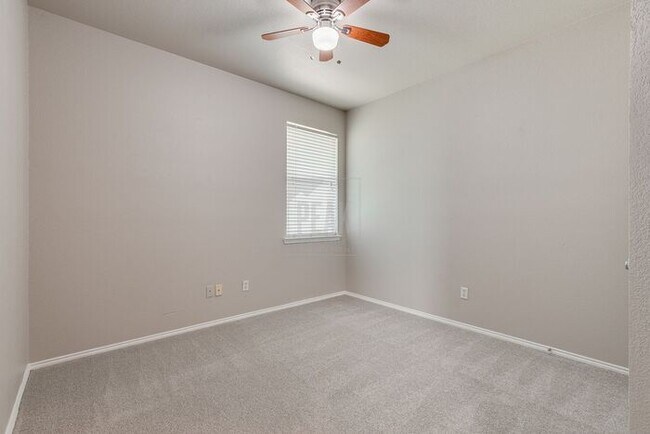 Building Photo - 4 Bedroom/2 Bathroom HOME FOR LEASE! Just ...