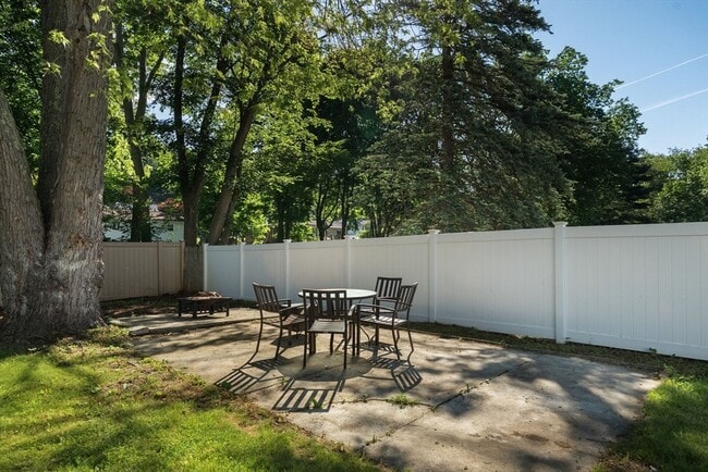 Building Photo - 221 Totten Pond Rd