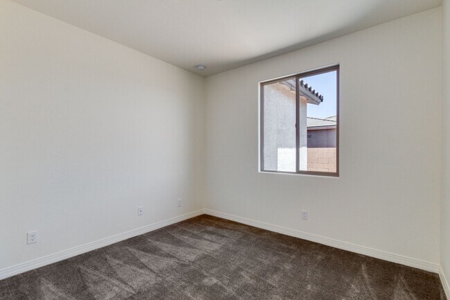 Building Photo - 5 bedroom/ 2 bath home in Casa Grande