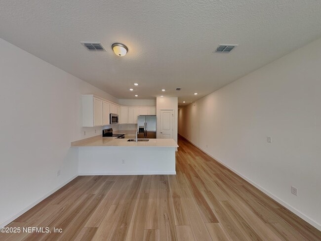 Building Photo - 610 Holly Lks Dr