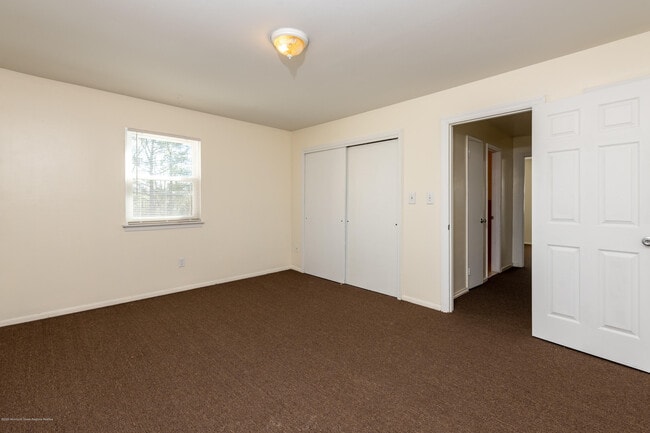 Building Photo - 140 Primrose Ln