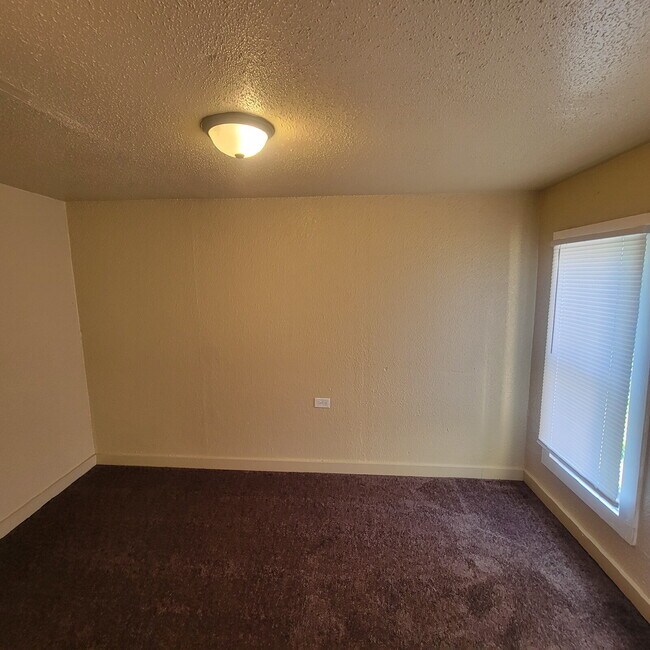 Building Photo - Near Westside 3BR House w/Garage!