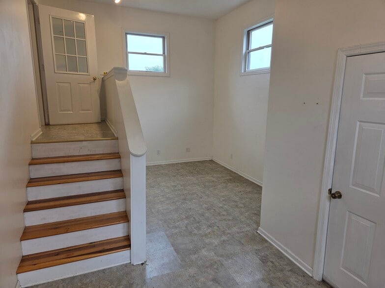 Building Photo - 600 Perry Hwy