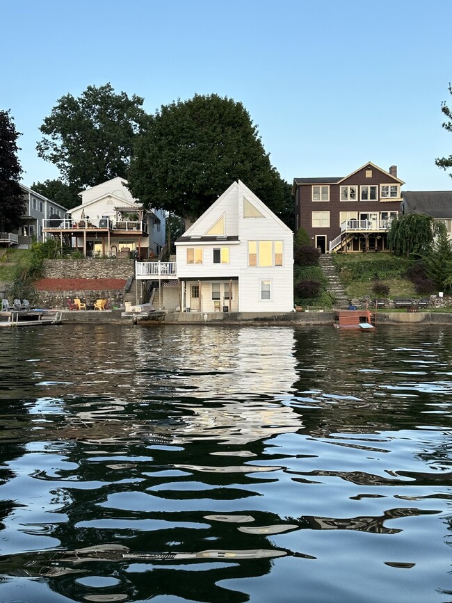 Building Photo - Luxurious 2 Bed, 2 Bath Rental on Lake Qui...