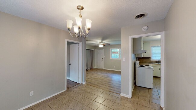 Building Photo - Precious updated 3 bed/1bath located in Oakleigh Heights