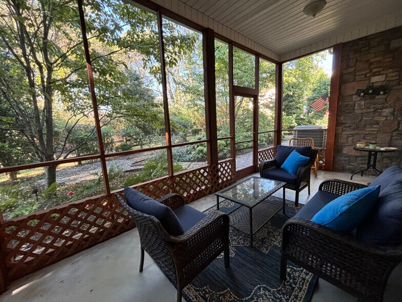 Building Photo - 613 Davis Acres Dr