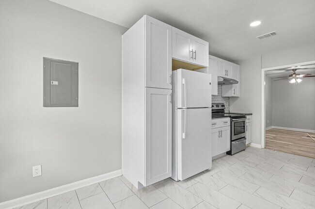 Building Photo - 8066 Woodlake Dr