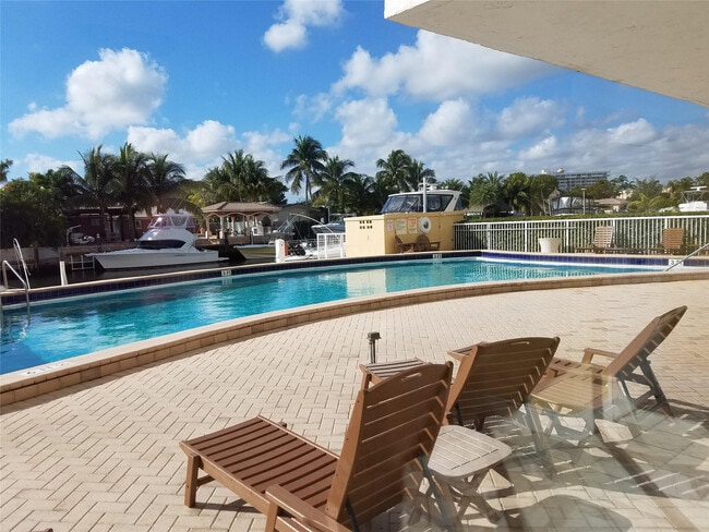 Building Photo - 2000 NE 135th St