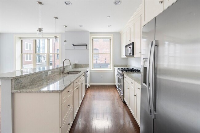 Building Photo - 116-128-128 Rantoul St