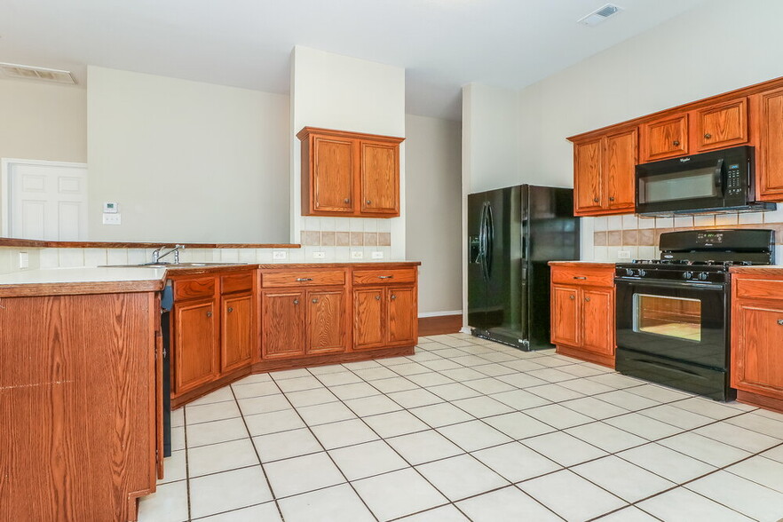 Building Photo - 3020 Meadowbrook Dr