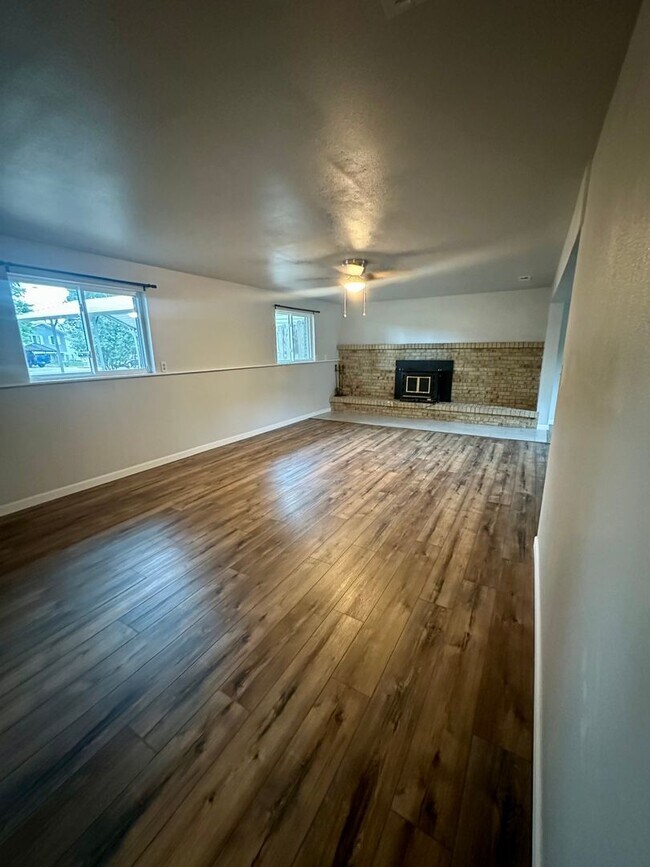 Building Photo - Updated Split-Level Gem | 5BD, 3BA | Large...