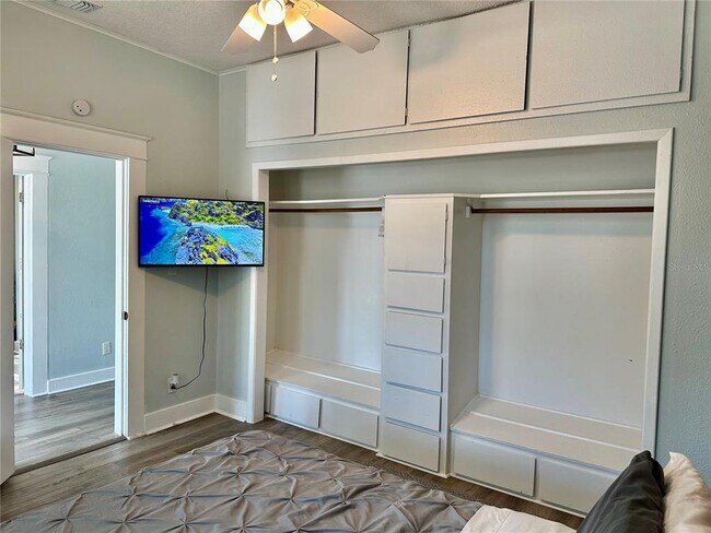 Building Photo - 1504 E 33rd Ave