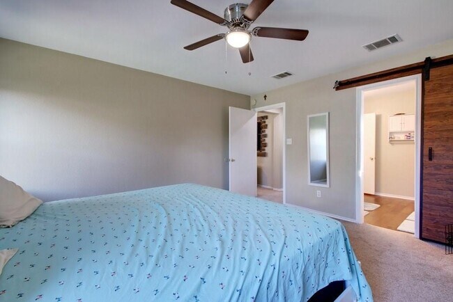 Building Photo - 450 Carriage Way