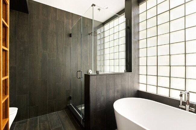 Building Photo - Stylish End-Unit Townhome in Prime Santa Monica | Private Rooftop Deck & Bonus Room