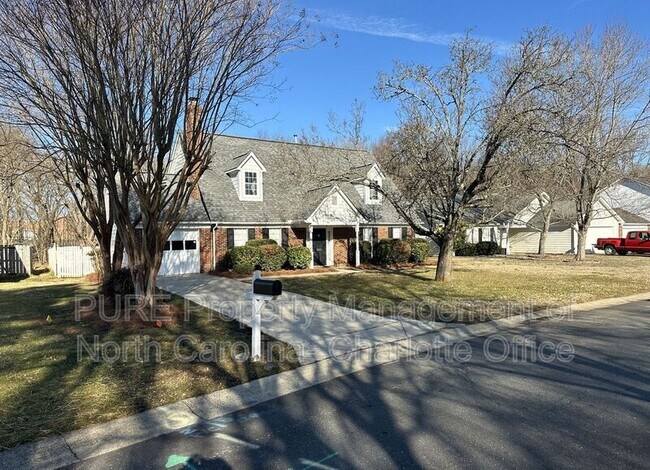 Building Photo - 12115 Landing Green Dr