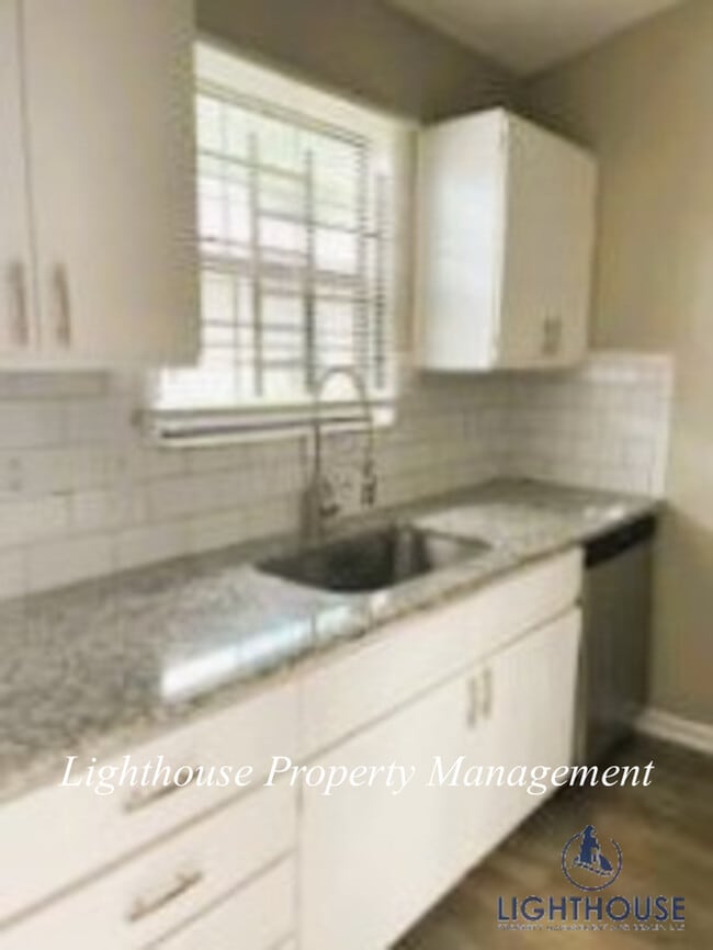 Building Photo - Renovated 2 Bed/2 Bath Single Story Townho...
