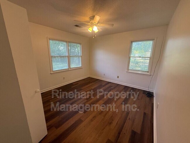 Building Photo - 1100 Chandler Dr