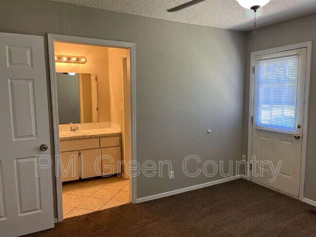 Building Photo - 900 W Norman St