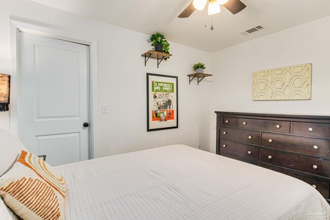 Building Photo - 814 W Gonzalez St