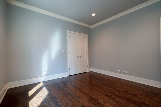 Building Photo - PRICE REDUCED!! Luxury 3BR/2BA Condo (Parking Included) – Prime Hyde Park & Modern Finishes!
